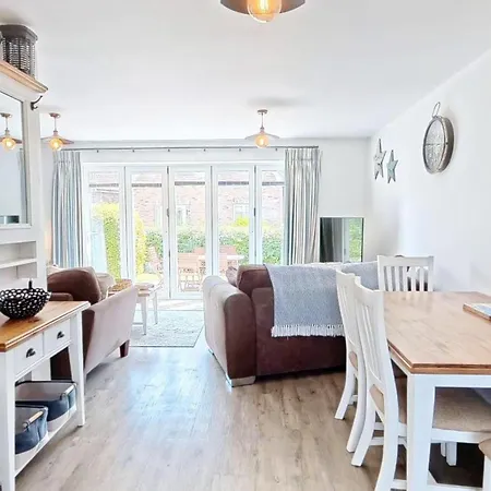 The Sandpiper - Part Of The The Bay Filey Village With Pool, Gym And Direct Access, Pub, Restaurant, Tennis And Meadows Walks