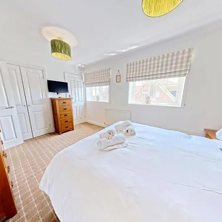 The Sandpiper - Part Of The The Bay Filey Village With Pool, Gym And Direct Access, Pub, Restaurant, Tennis And Meadows Walks Reighton